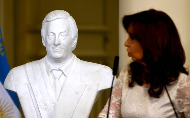 Cristina Kirchner inaugura busto de Néstor Kirchner na Casa Rosada, em seu último dia como presidente