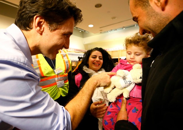 O primeiro-ministro canadense, Justin Trudeau, recebe os primeiros refugiados sírios que chegaram no Canadá
