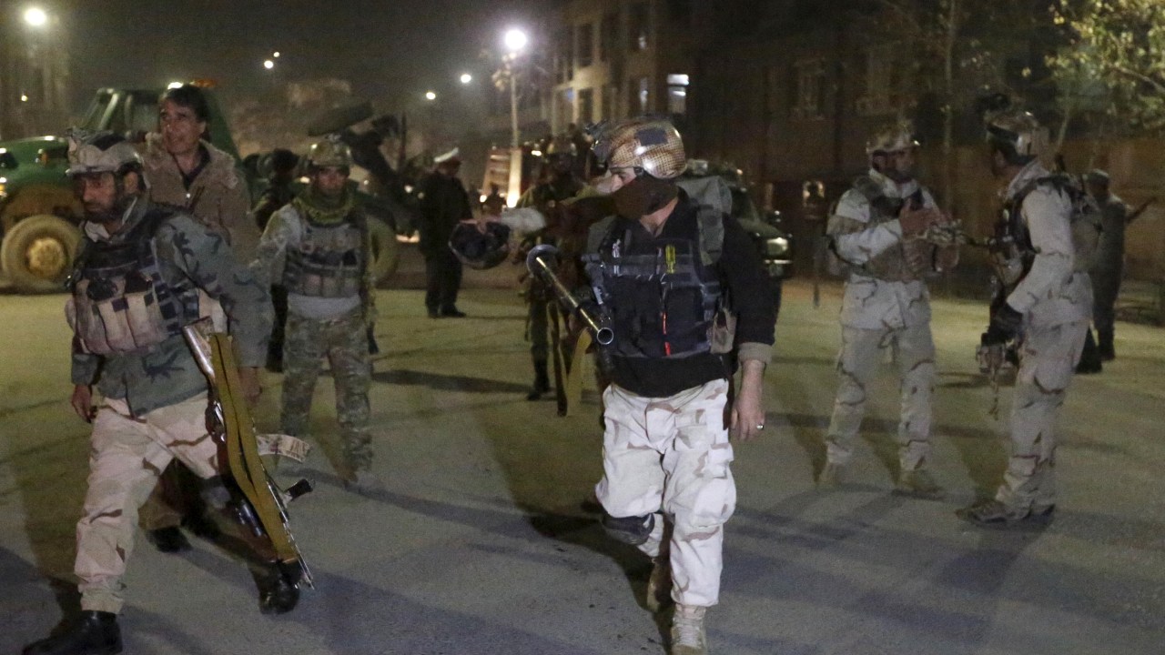 Polícia afegã chega a região diplomática de Cabul onde houve explosão e tiros