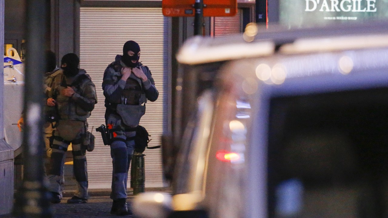 Policiais belgas patrulham centro de Bruxelas
