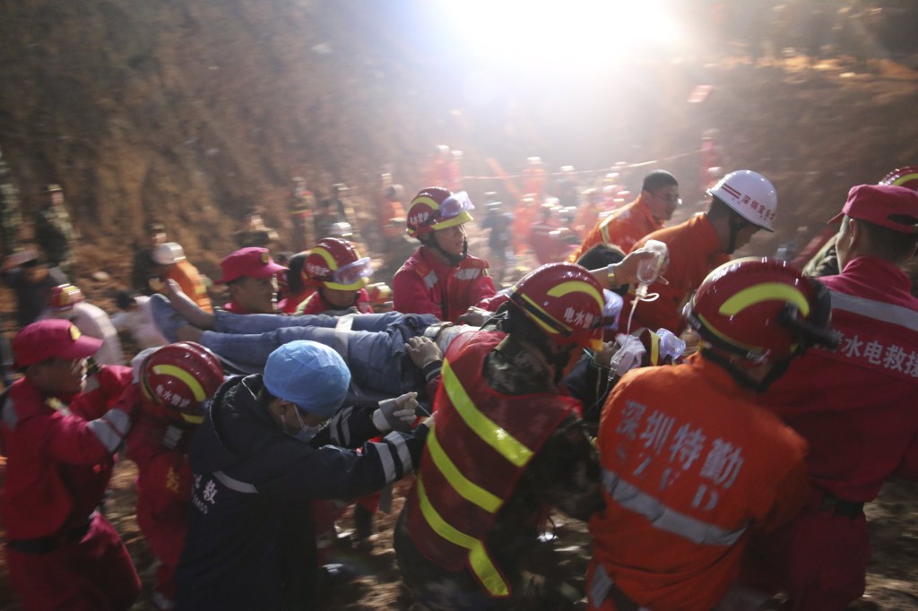 Sobrevivente é carregado em maca após ser retirado dos escombros 67 horas depois do deslizamento de terra