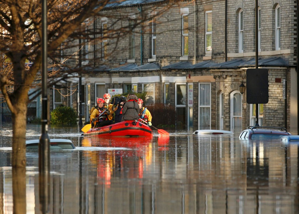 Serviços de emergência em uma rua alagada na cidade de Yorkshire, na Inglaterra