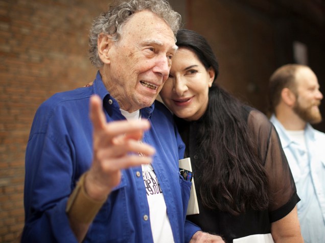 Marina Abramovic com o diretor teatral Antunes Filho durante a abertura da exposição Terra Comunal – Marina Abramovic + MAI no Sesc Pompeia, em São Paulo