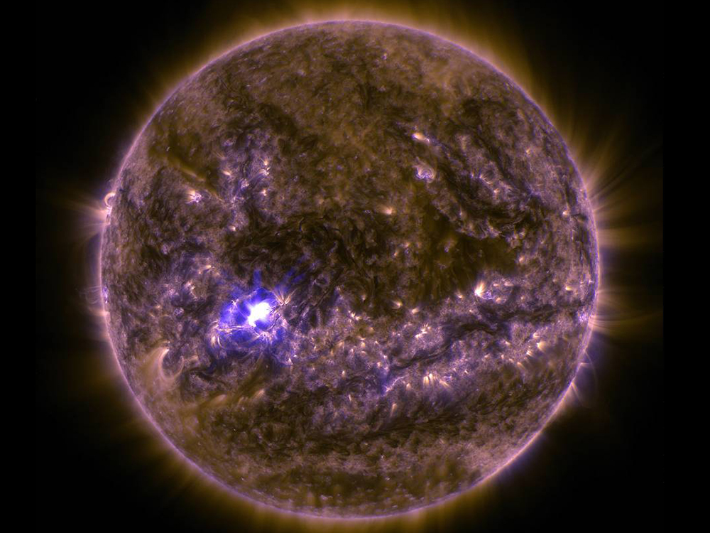 Explosão solar aparece como uma mancha branca na parte esquerda da estrela