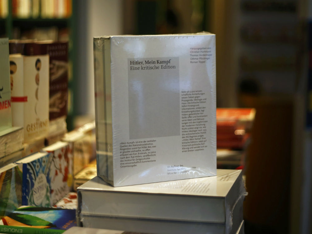'Mein Kampf', escrito por Hitler, na vitrine de uma livraria em Munique, na Alemanha