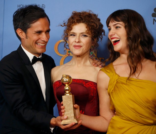 Gael García Bernal, Bernadette Peters e Lola Kirke recebem o Globo de Ouro de melhor série de comédia ou musical por Mozart in the jungle