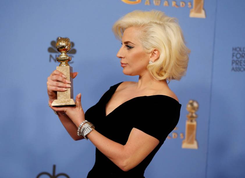 Lady Gaga recebe o Globo de Ouro