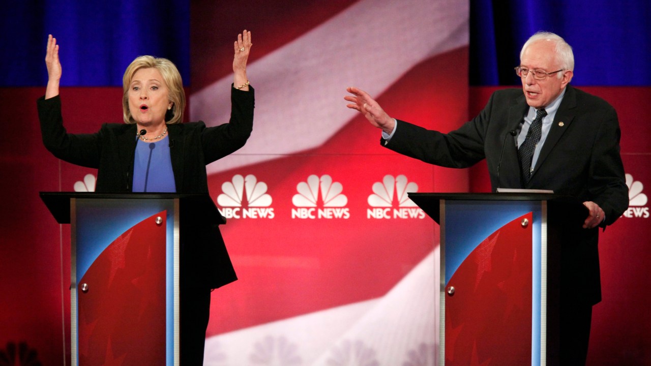 Os pré-candidatos Hillary Clinton e Bernie Sanders durante o debate