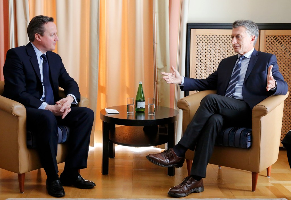 O primeiro-ministro David Cameron e o presidente argentino Mauricio Macri, em Davos