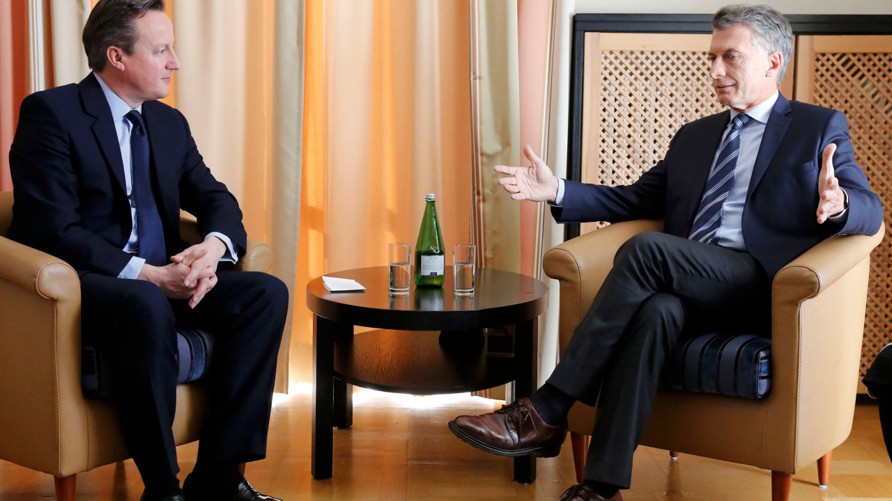 O primeiro-ministro David Cameron e o presidente argentino Mauricio Macri, em Davos