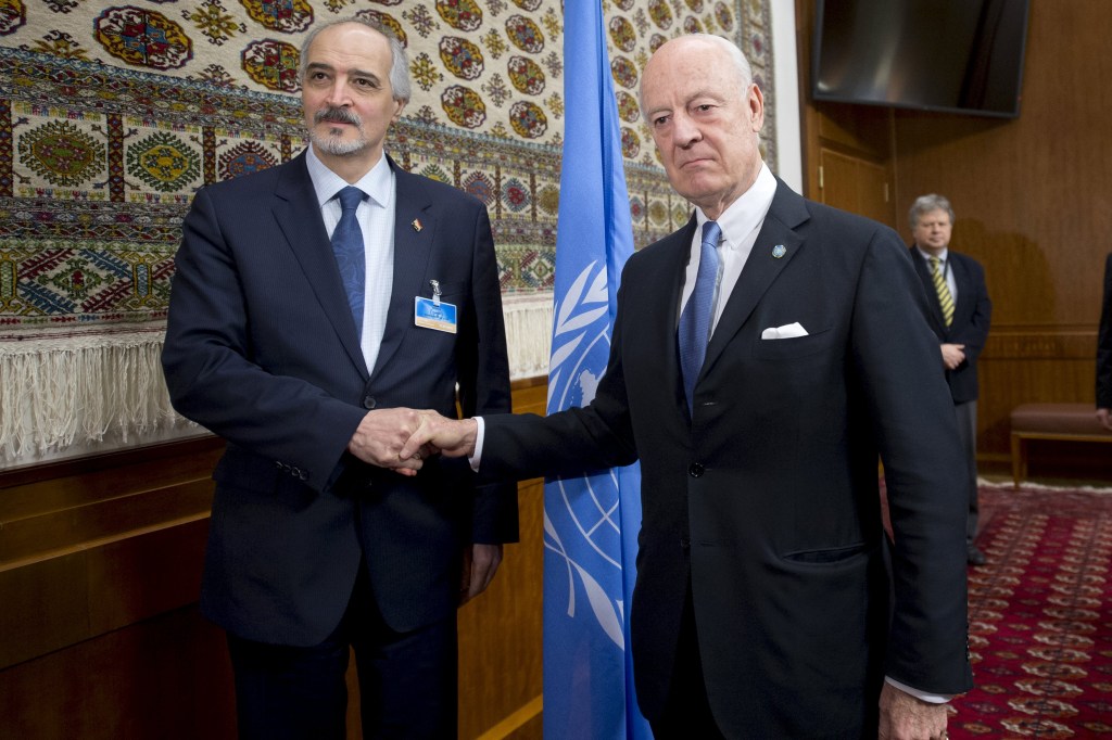 O emissário especial das Nações Unidas para a Síria, Staffan de Mistura, cumprimenta o embaixador sírio na ONU, Bashar al Jaafari, durante as negociações de paz para a Síria, em Genebra