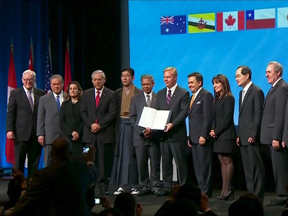 Ministros e representantes dos 12 países do bloco participam da cerimônia de assinatura em Auckland, na Nova Zelândia`