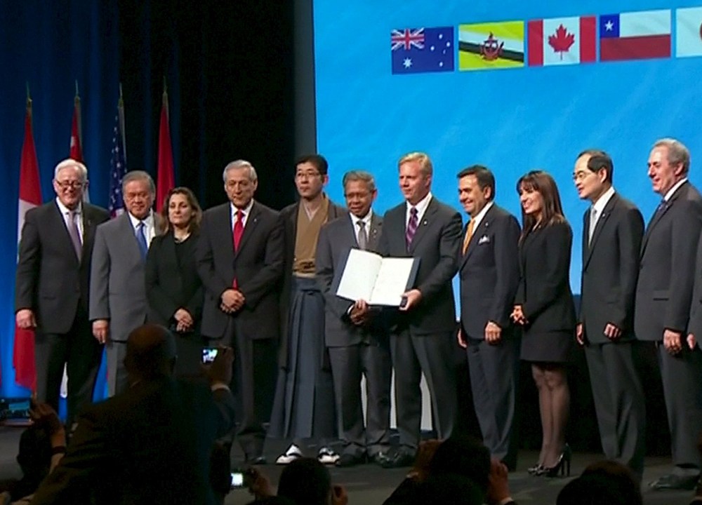 Ministros e representantes dos 12 países do bloco participam da cerimônia de assinatura em Auckland, na Nova Zelândia`