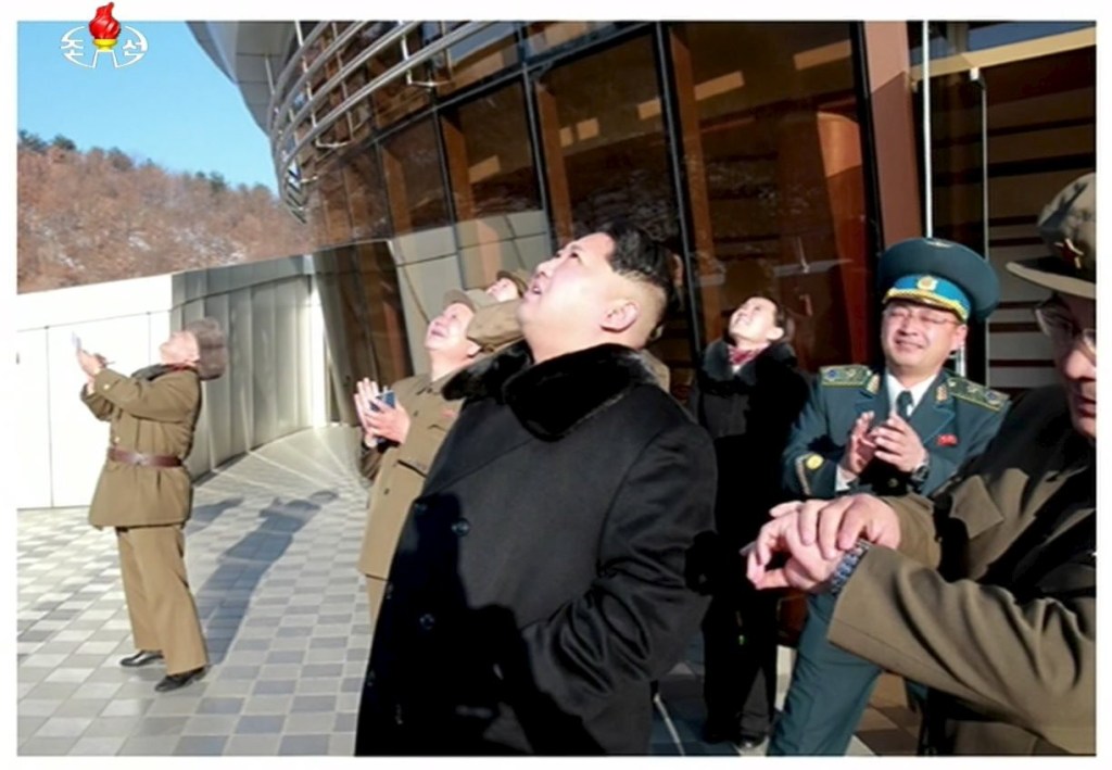 Kim Jong-Un observa lançamento de foguete na Coreia do Norte