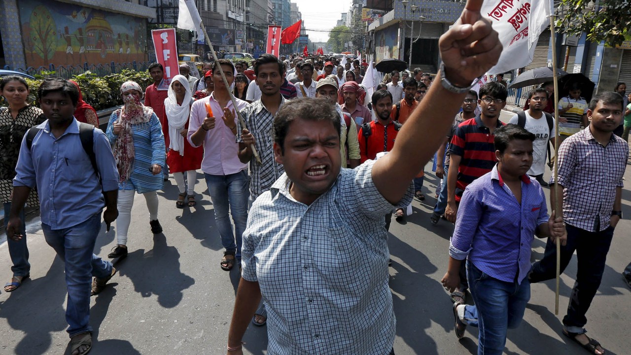 Moradores da superpopulosa Nova Délhi enfrentam desabastecimento de água, causado por manifestações no norte do país