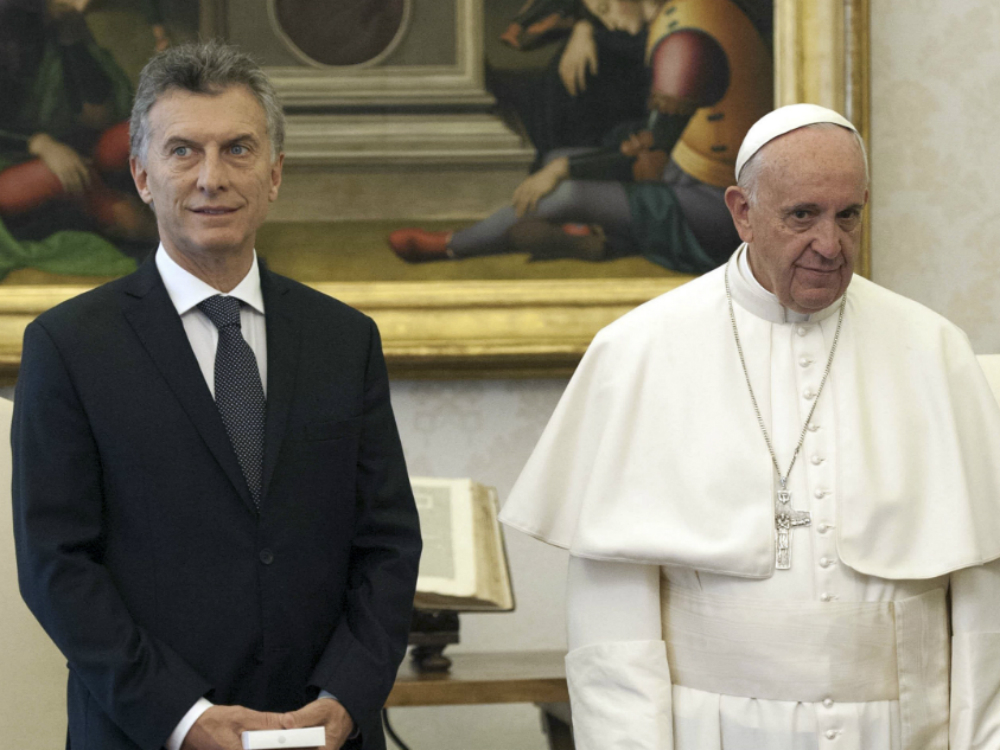 O presidente argentino Mauicio Macri se enconta com papa Francisco no Vaticano