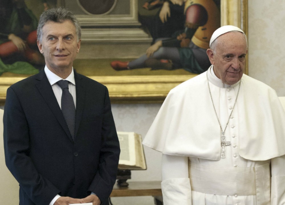 O presidente argentino Mauicio Macri se enconta com papa Francisco no Vaticano