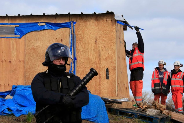 Guardas e policiais franceses desfazem acampamento de imigrantes que ficou conhecido como "Selva", em Calais, França