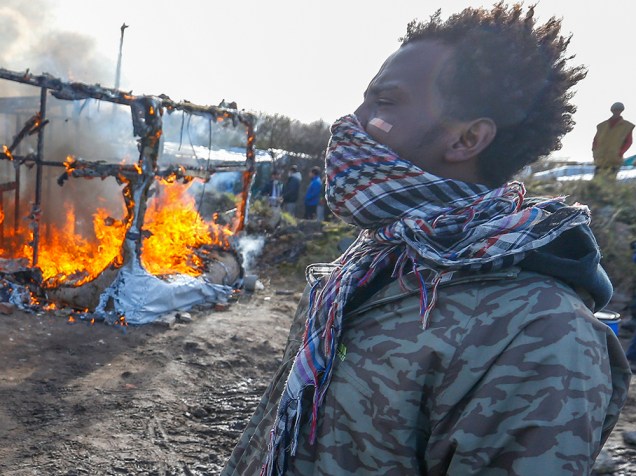 Imigrante sudanês lamenta a operação da polícia francesa de demolição do acampamento ilegal "Selva", em Calais, França