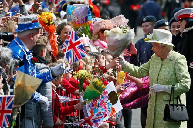 Rainha Elizabeth II cumprimenta público em caminhada de comemoração por seus 90 anos, em Windsor