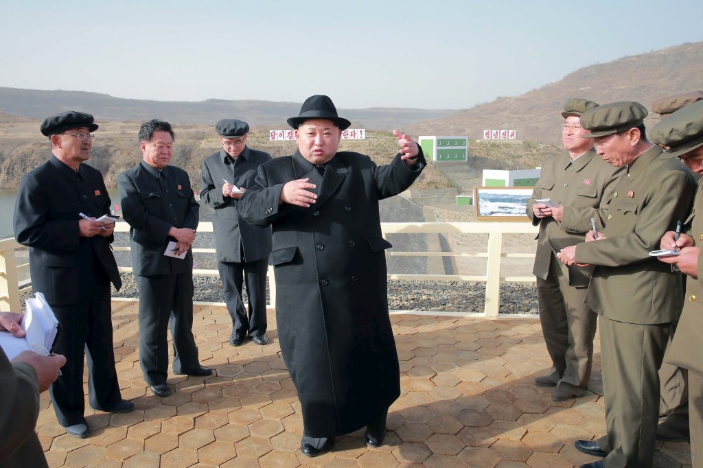 Ditador da Coreia do Norte, Kim Jong-Un, visita estação de energia Paektusan
