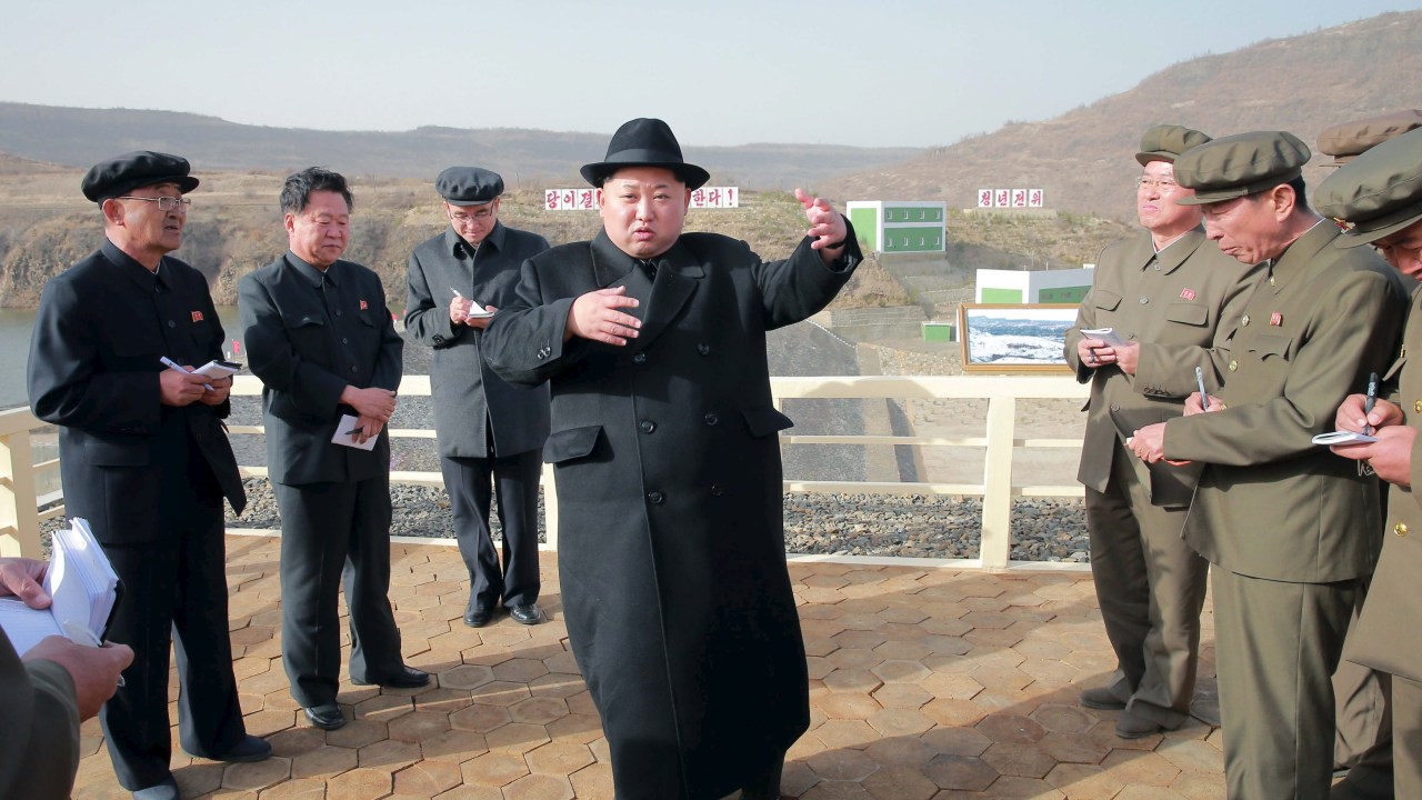 Ditador da Coreia do Norte, Kim Jong-Un, visita estação de energia Paektusan