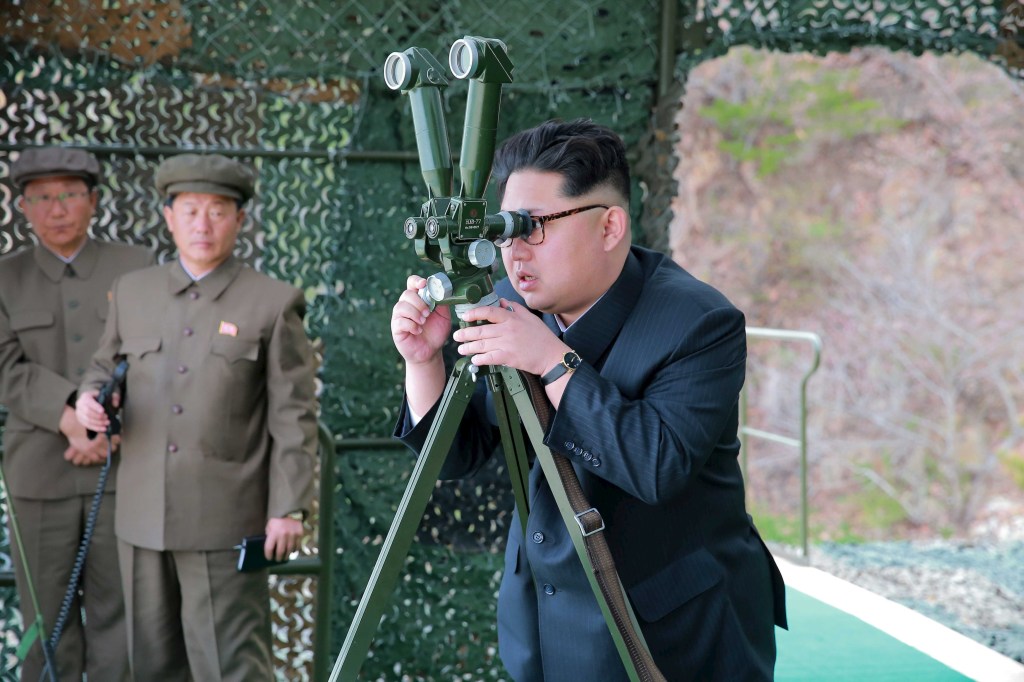 O ditador da Coreia do Norte, Kim Jong-Un, observa lançamento de míssil balístico submarino em Pyongyang no dia 24 de abril de 2016