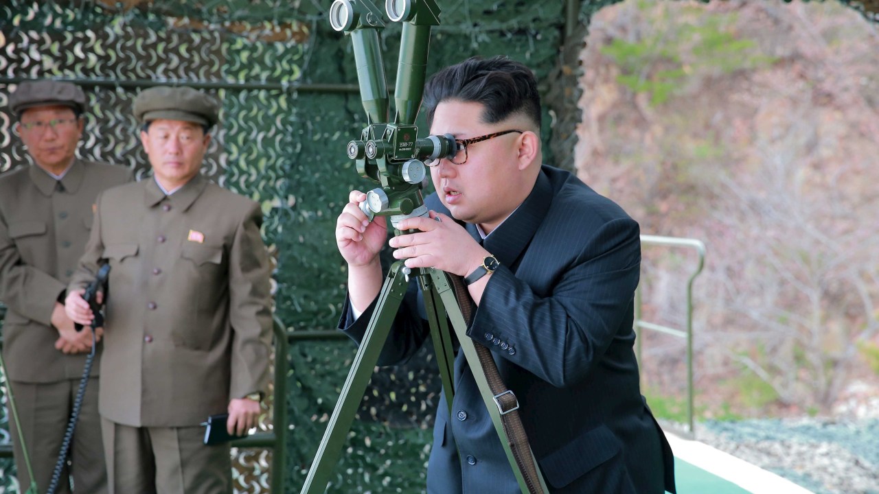 O ditador da Coreia do Norte, Kim Jong-Un, observa lançamento de míssil balístico submarino em Pyongyang no dia 24 de abril de 2016
