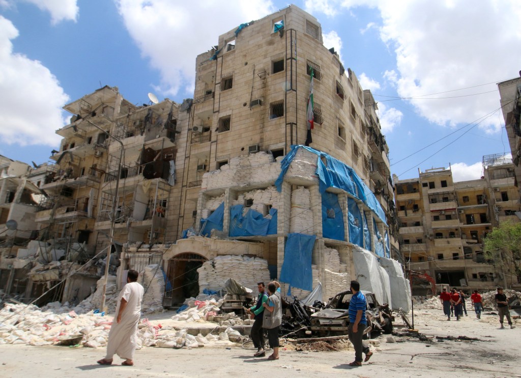 Hospital em área controlada por rebeldes na cidade síria de Aleppo é bombardeado por forças do regime de Bashar Assad