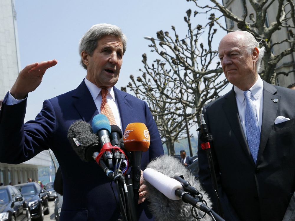 O secretário de Estado americano, John Kerry, ao lado de Staffan de Mistura, mediador das Nações Unidas (ONU) para o conflito sírio, em Genebra