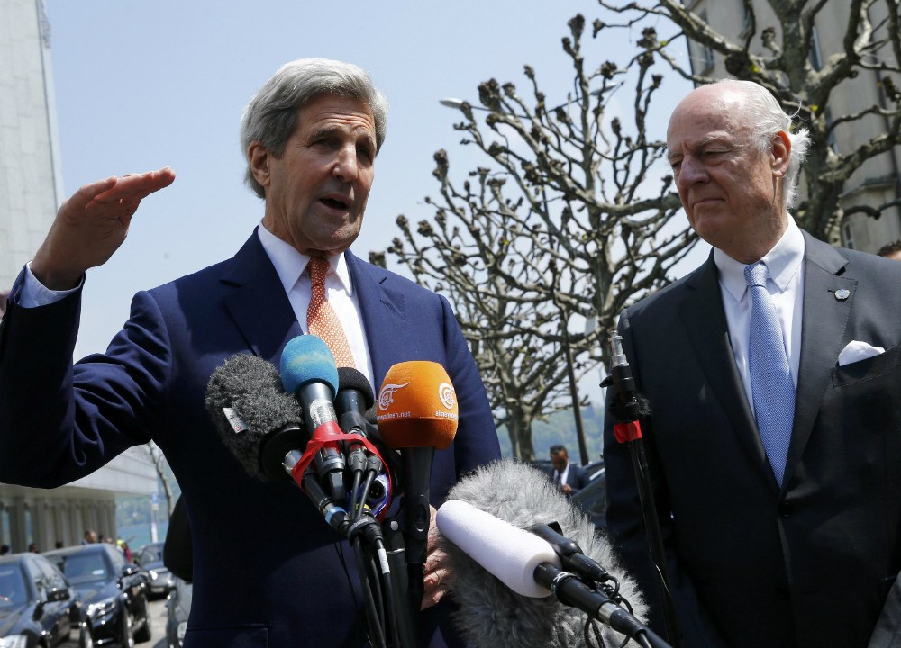 O secretário de Estado americano, John Kerry, ao lado de Staffan de Mistura, mediador das Nações Unidas (ONU) para o conflito sírio, em Genebra
