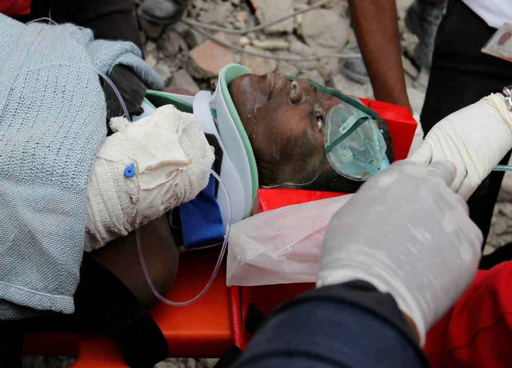Mulher é resgatada de escombros de edifício no Quênia após seis dias do desabamento
