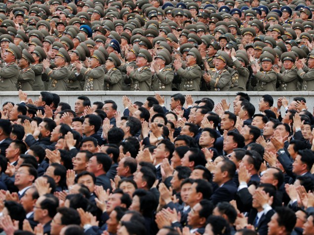 Cidadãos e militares aplaudem o ditador norte-coreano Kim Jong-un depois de sua aprição no desfile do Partido dos Trabalhadores, em Pyongyang