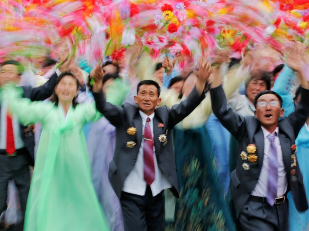A reação de cidadãos ao verem Kim Jong-un, ditador norte-coreano, durante o desfile que celebra o último dia do congresso do Partido dos Trabalhadores