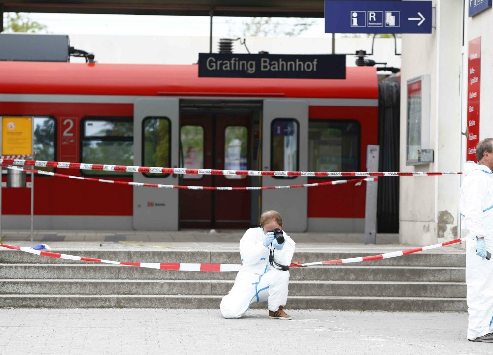 Investigadores trabalham na estação de trem de Grafing, na Alemanha, onde ataque a faca deixou uma pessoa morta