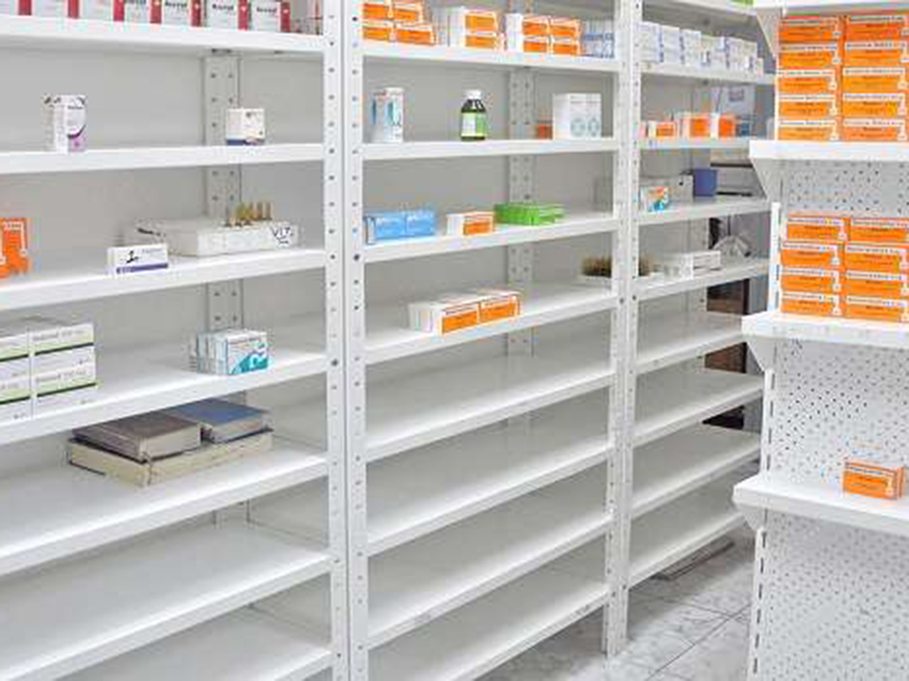 Prateleiras vazias nas farmácias da Venezuela