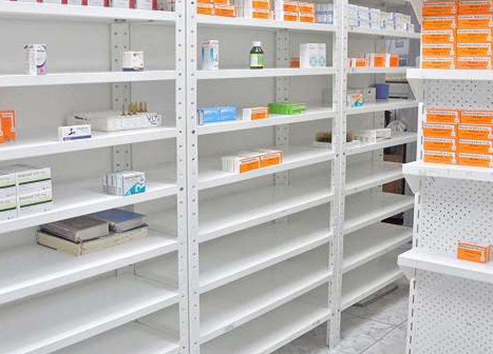 Prateleiras vazias nas farmácias da Venezuela
