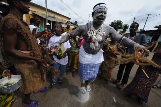 Mulher faz um ritual tribal na Tanzânia