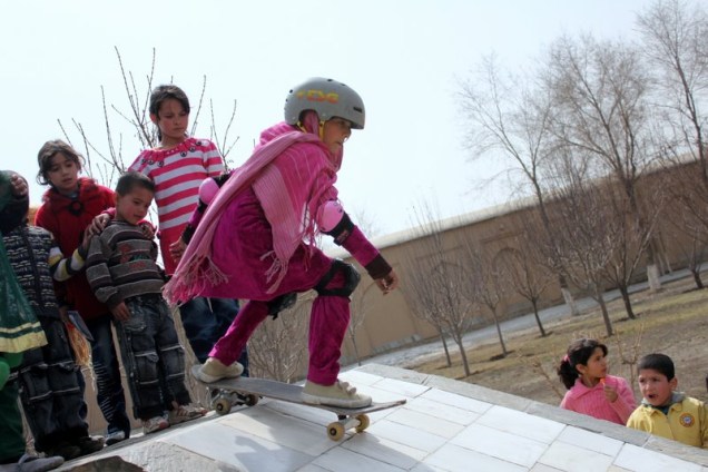 Menina anda de skate no Afeganistão