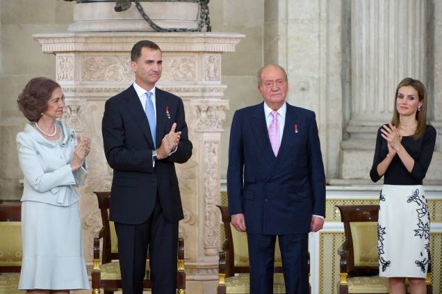 Rainha Sofía, príncipe Felipe e princesa Letizia aplaudem durante cerimônia de abdicação do rei Juan Carlos, no Palácio Real em Madri, Espanha