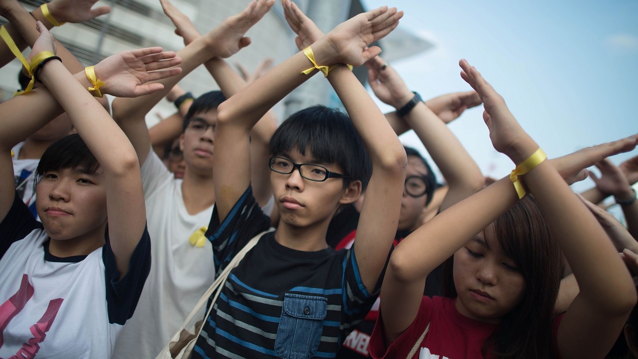 Joshua Wong (centro), uma das lideranças estudantis dos protestos por democracia em Hong Kong, participa de manifestação