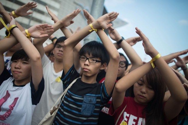 Joshua Wong (centro), uma das lideranças estudantis dos protestos por democracia em Hong Kong, participa de manifestação