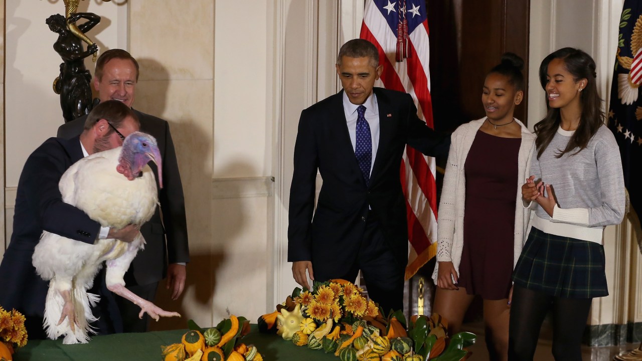O presidente Barack Obama ao lado das filhas Sasha e Malia (dir), em cerimônia do Dia de Ação de Graças na Casa Branca