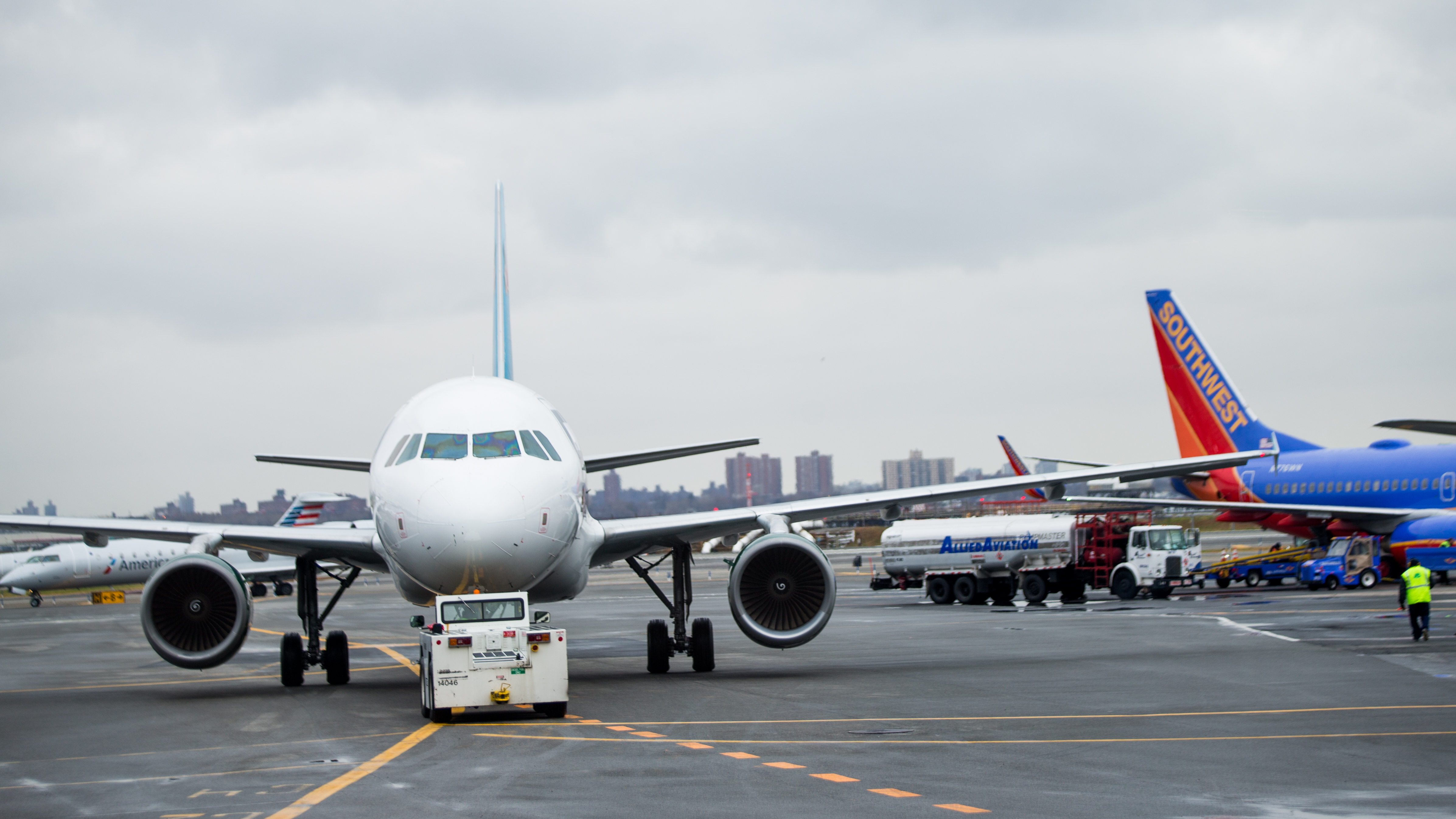 Aviões no aeroporto de LaGuardia, em Nova York