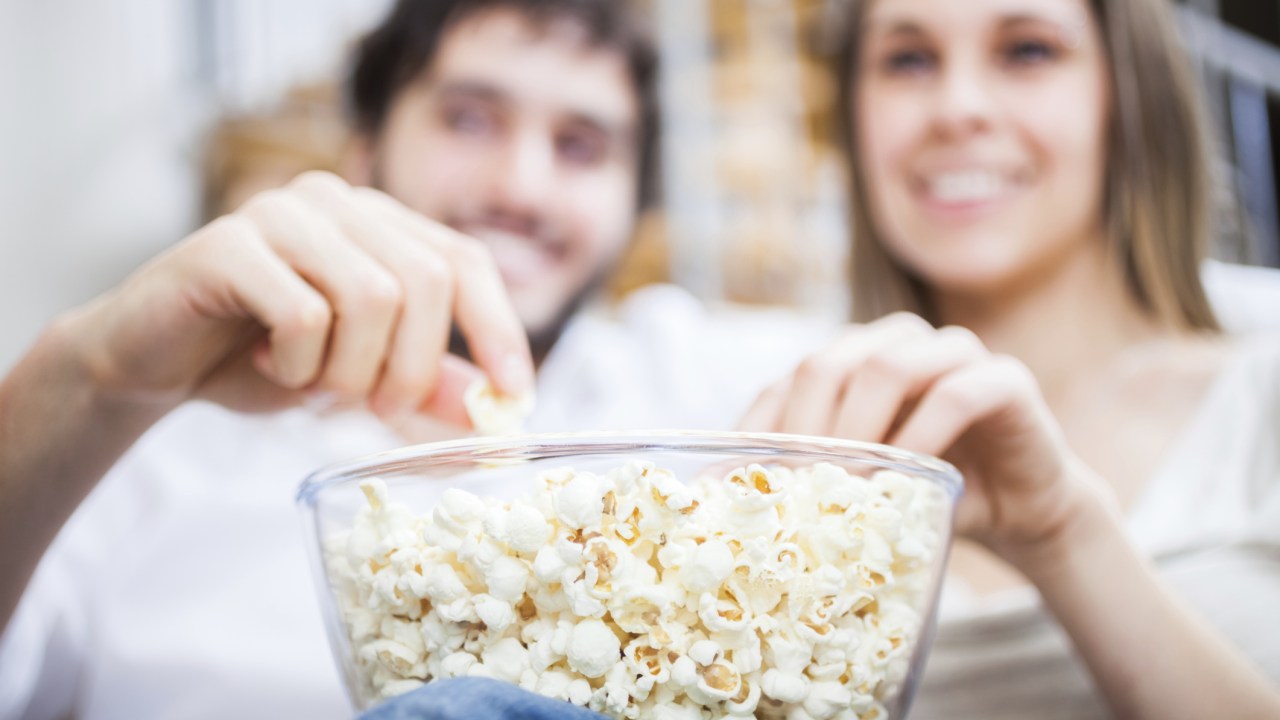 Pesa na balança: assistir a filmes de ação engorda mais do que a programas de talk show