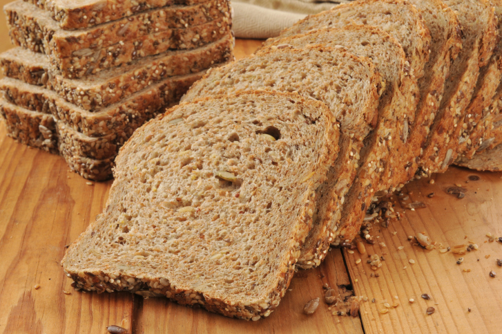 Trocar o pão branco pelo integral é uma maneira de aumentar a ingestão de fibras