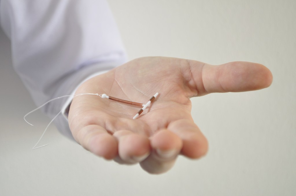 Implante intrauterino, o DIU, impede que espermatozoides subam pelas trompas