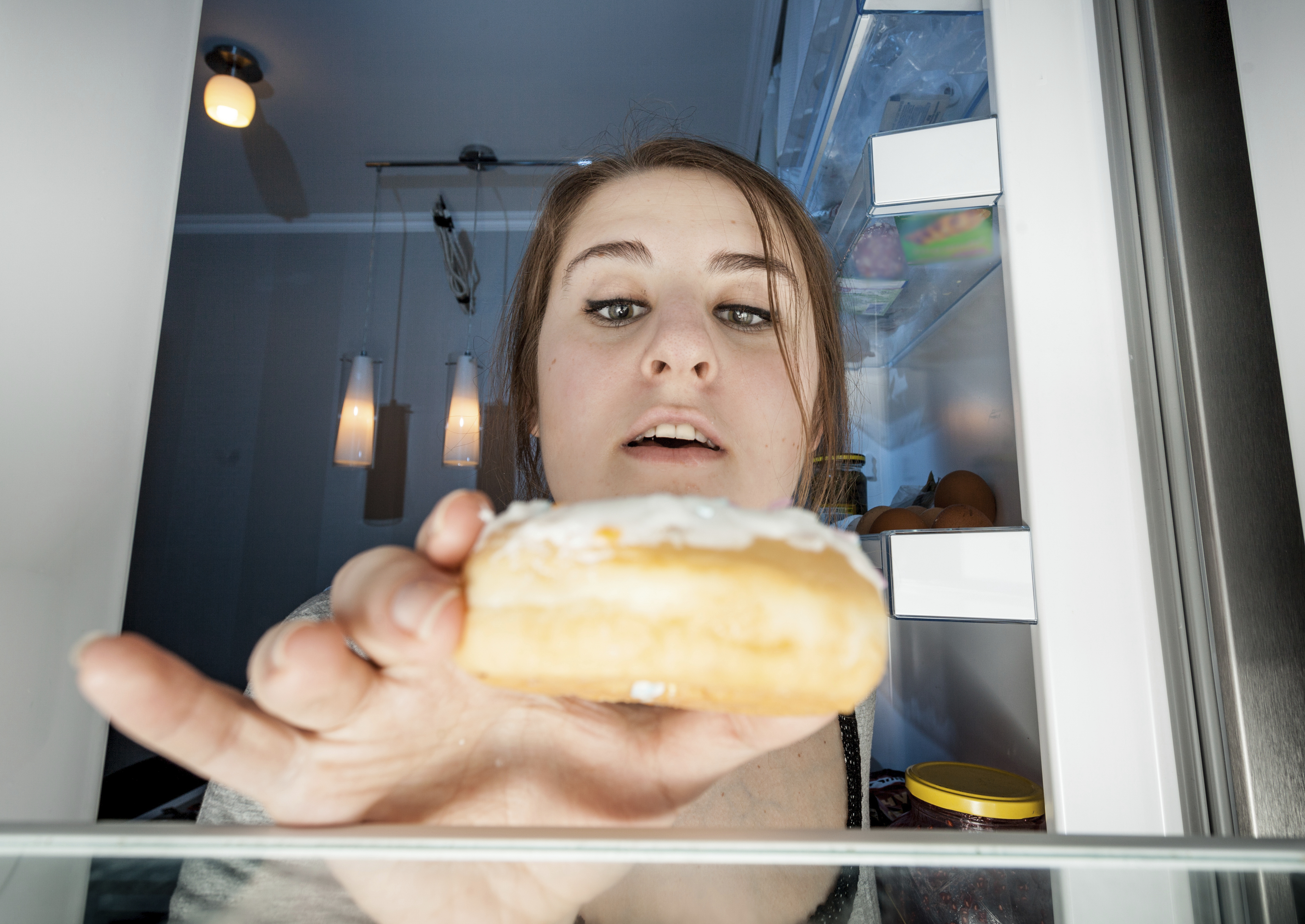 Pessoas que dormem tarde, após às 23 horas, tendem a ingerir 220 calorias a mais por dia, em comparação com quem dorme mais cedo