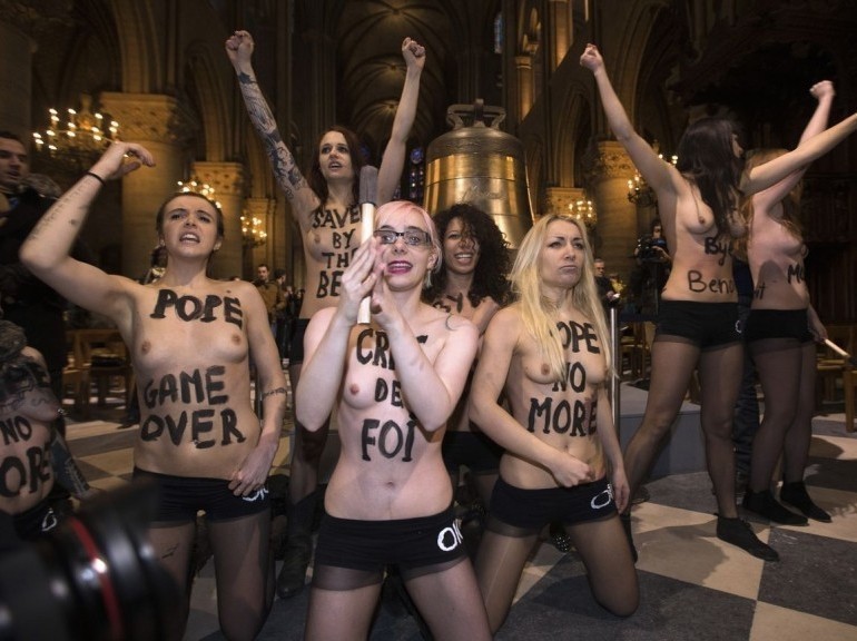 Ativistas do grupo Femen protestam na igreja de Notre-Dame, em Paris