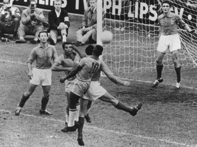 Pelé em lance da goleada por 5 a 2 da seleção brasileira contra a França, na semifinal da Copa de 1958